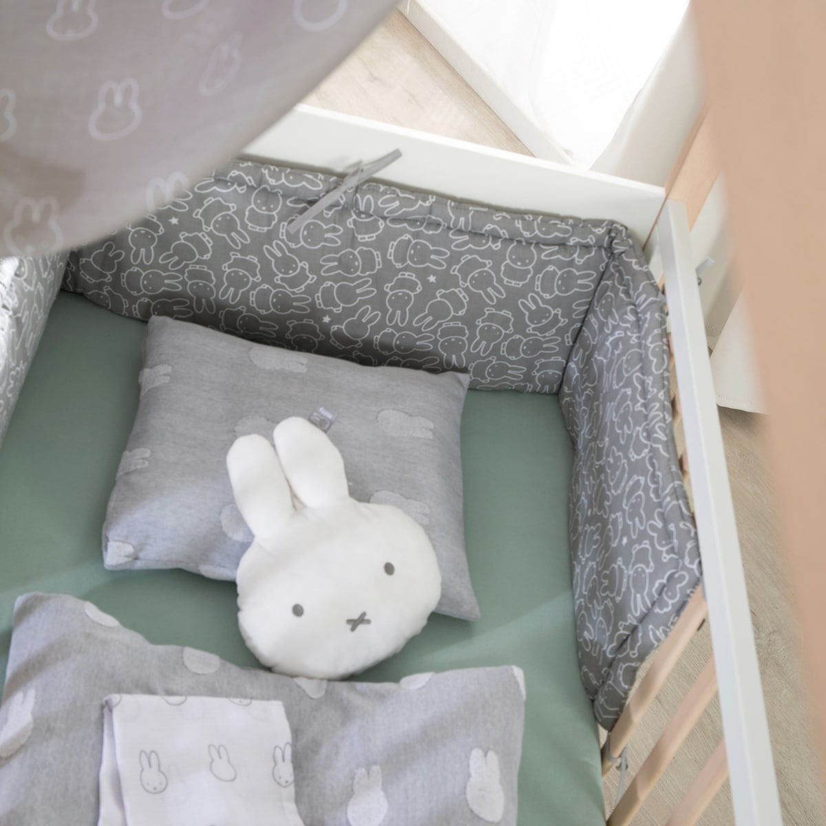 Sengebeskytter vevd Miffy grå/hvit for sprinkelseng sett fra siden