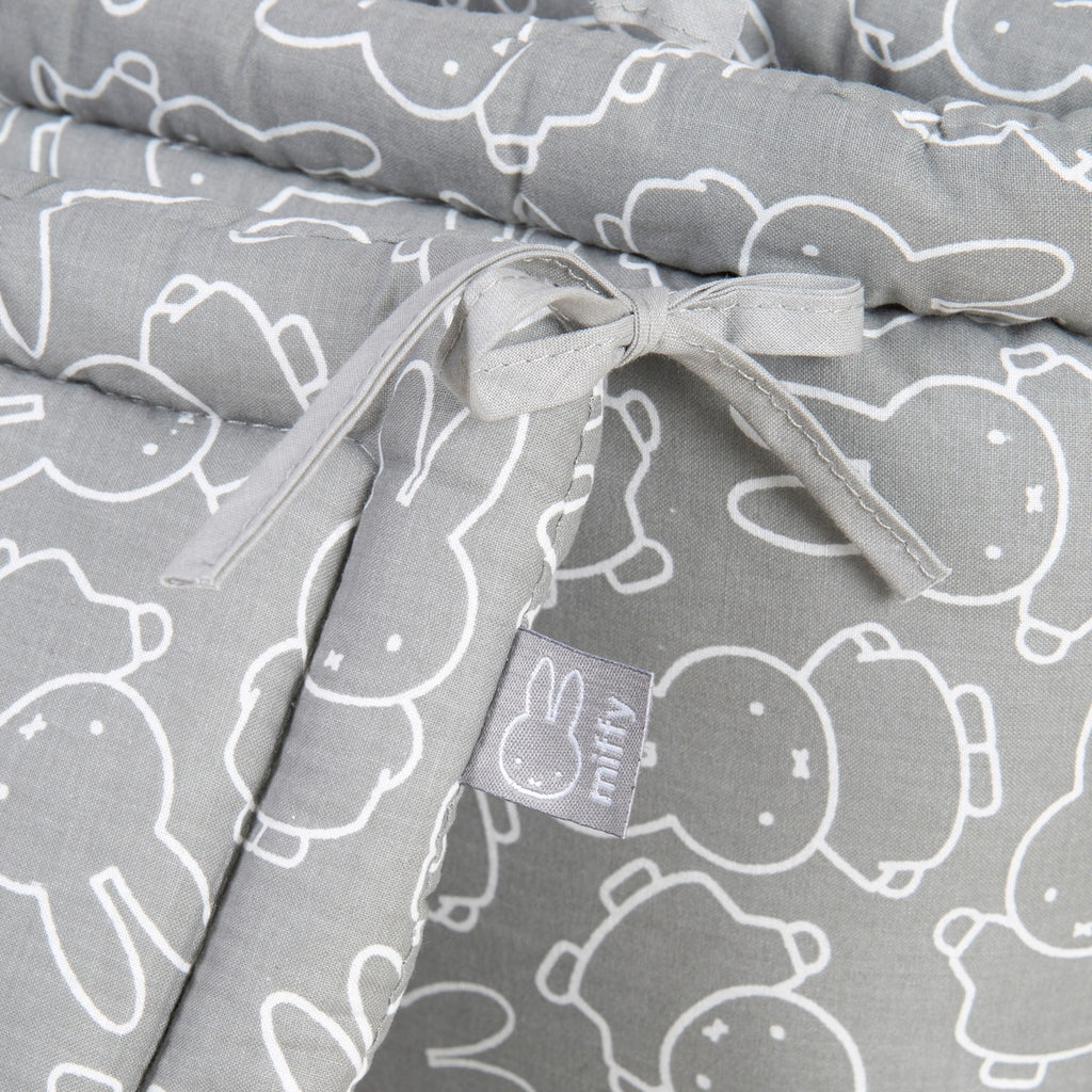 Sengebeskytter vevd Miffy grå/hvit for sprinkelseng i bruk i babyrom