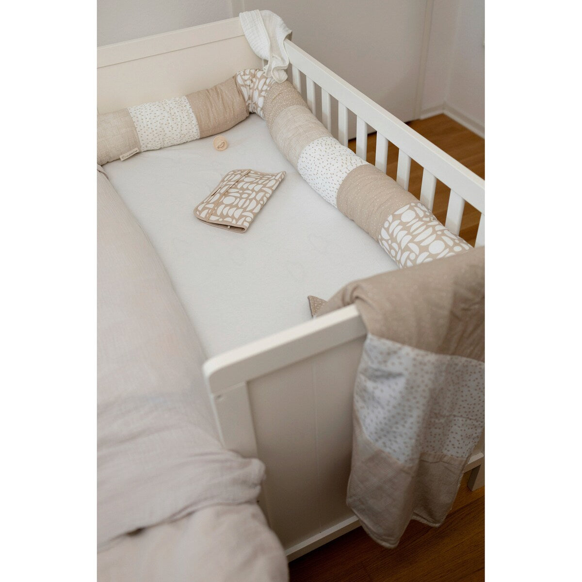 Sengebeskytterslange Classics 300 cm patchwork i bomull - Ullenboom