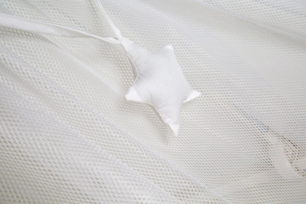 Detalj av mesh-materialet på Sengehimmel i mesh, hvit, safe asleep®