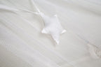 Detalj av mesh-materialet på Sengehimmel i mesh, hvit, safe asleep®