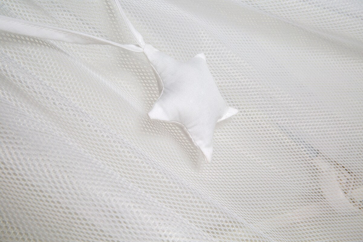 Detalj av mesh-materialet på Sengehimmel i mesh, hvit, safe asleep®