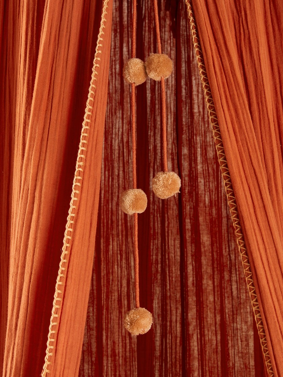 Detaljbilde av pompon-girlander på Sengehimmel Wild Sahara