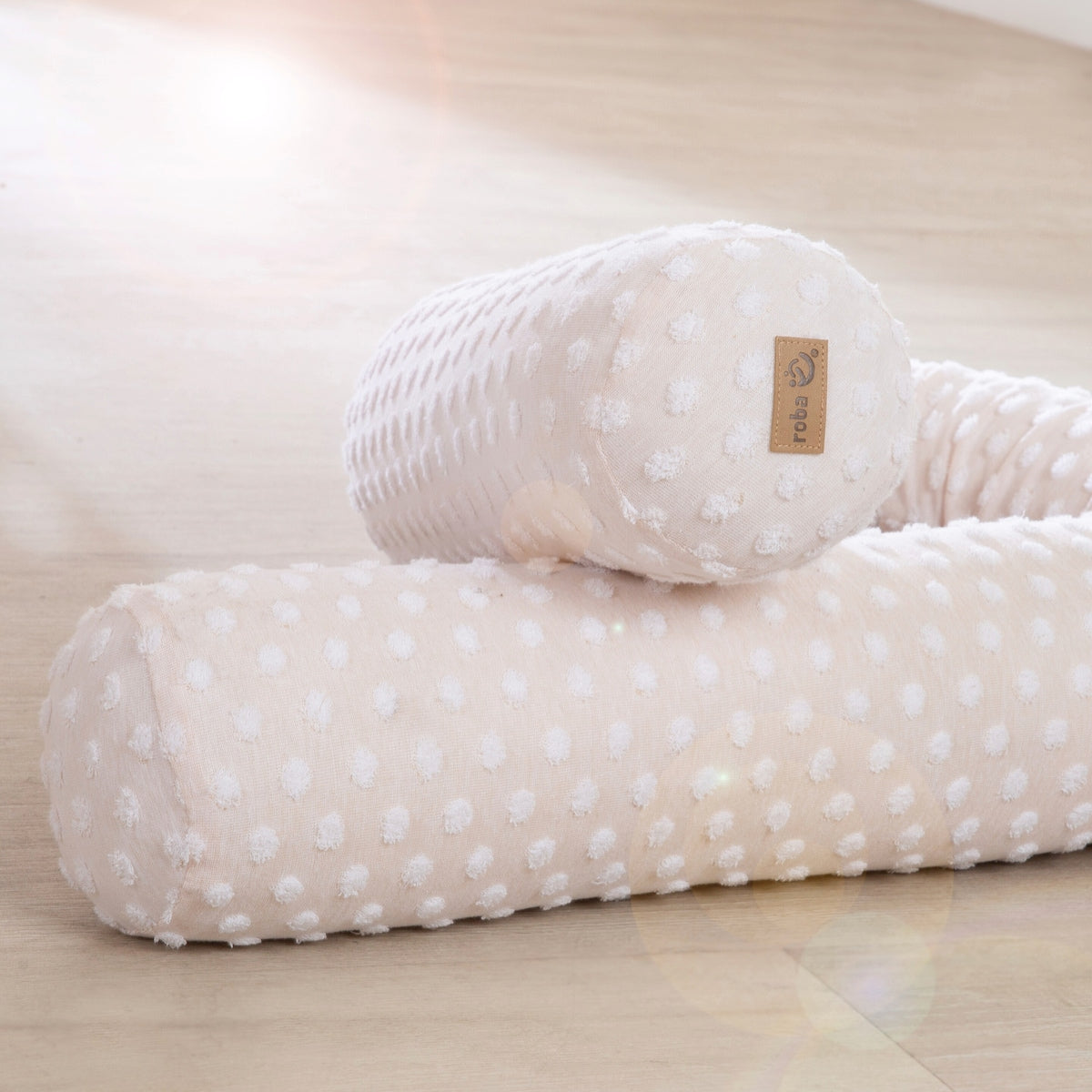 Sengeslange frosty almond 170 cm Ø 12 cm beige detalj av stoff