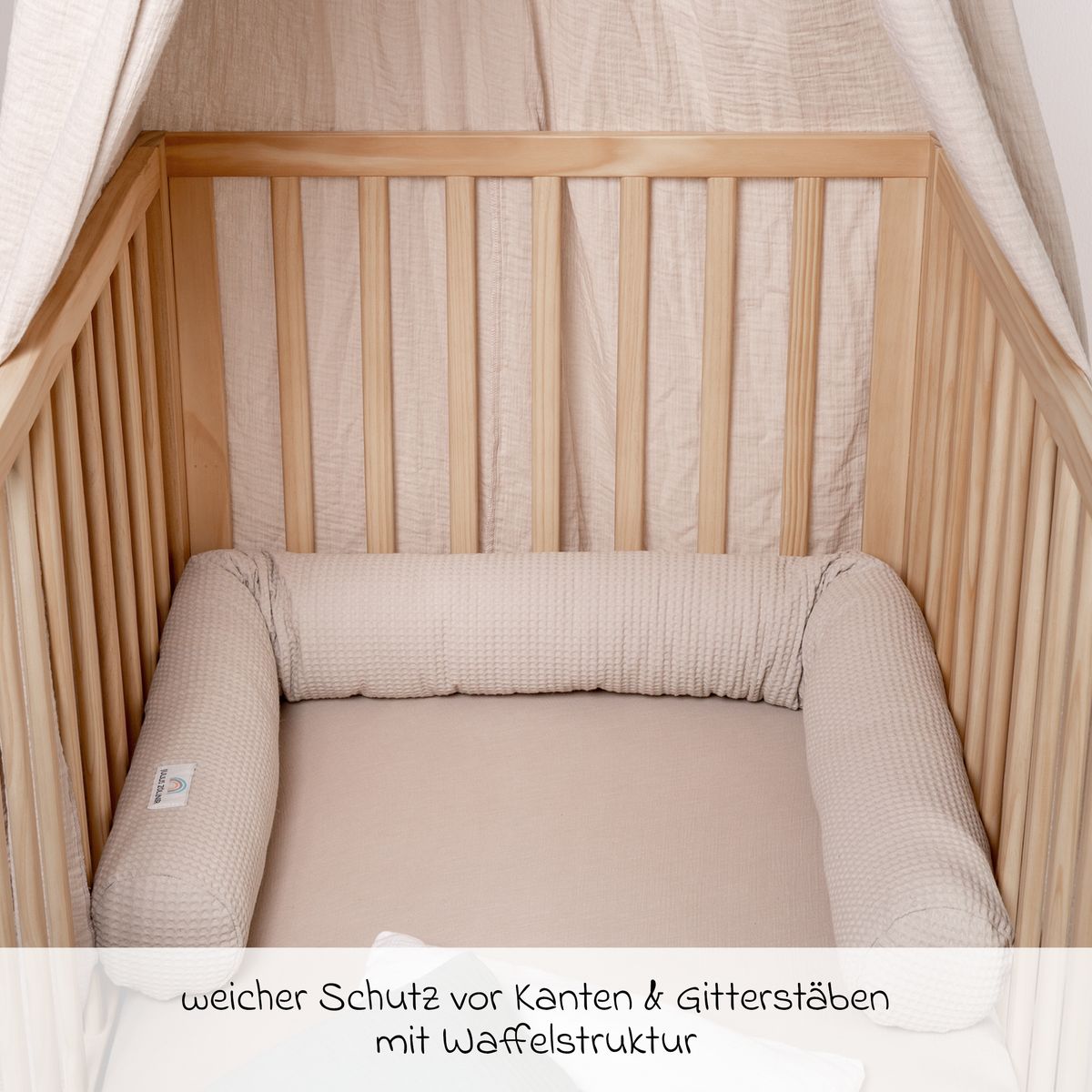 Montert Sengeslange i vaffelpiké 180 cm i babybett