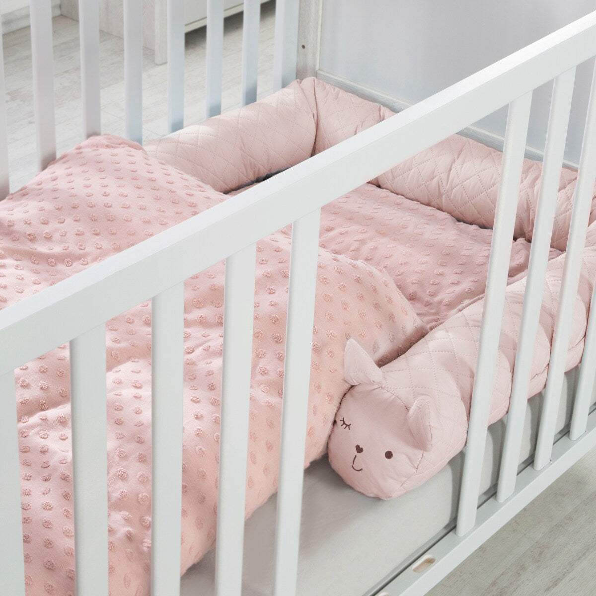 Detalj av kaninansikt på sengeslange roba Style rosa med kaninansikt Lily