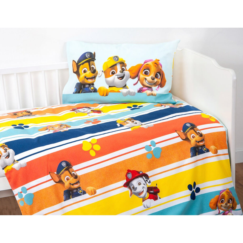 Sengetøy flanel vendbart PAW Patrol montert på seng