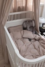 Montert Sengetøy junior musselin 100x135 cm Seabreeze beige - Sebra i barneseng