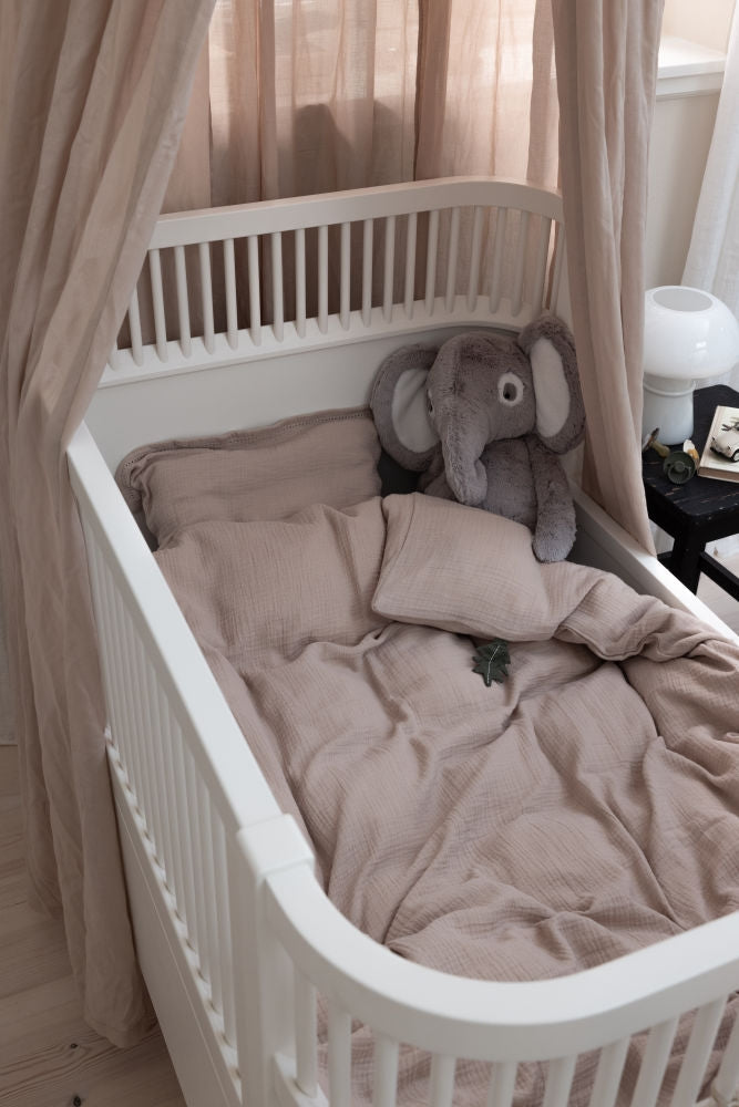 Montert Sengetøy junior musselin 100x135 cm Seabreeze beige - Sebra i barneseng