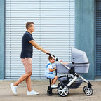 Nærbilde av håndtak på sete til ståbrett Kiddie Ride On 2 svart