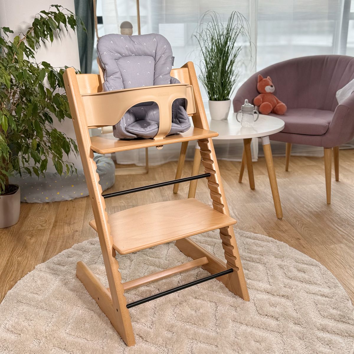 Seteforminsker til Stokke Tripp Trapp barnestol Curves grå i bruk ved familiebord