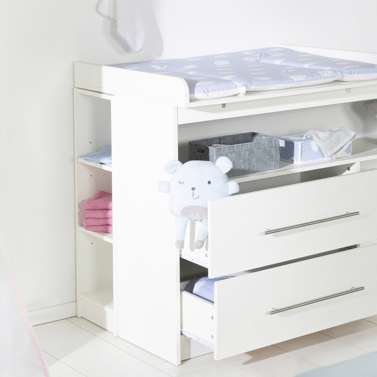 Detalj av Sidehylle Maren med 3 hyller for stellekommode