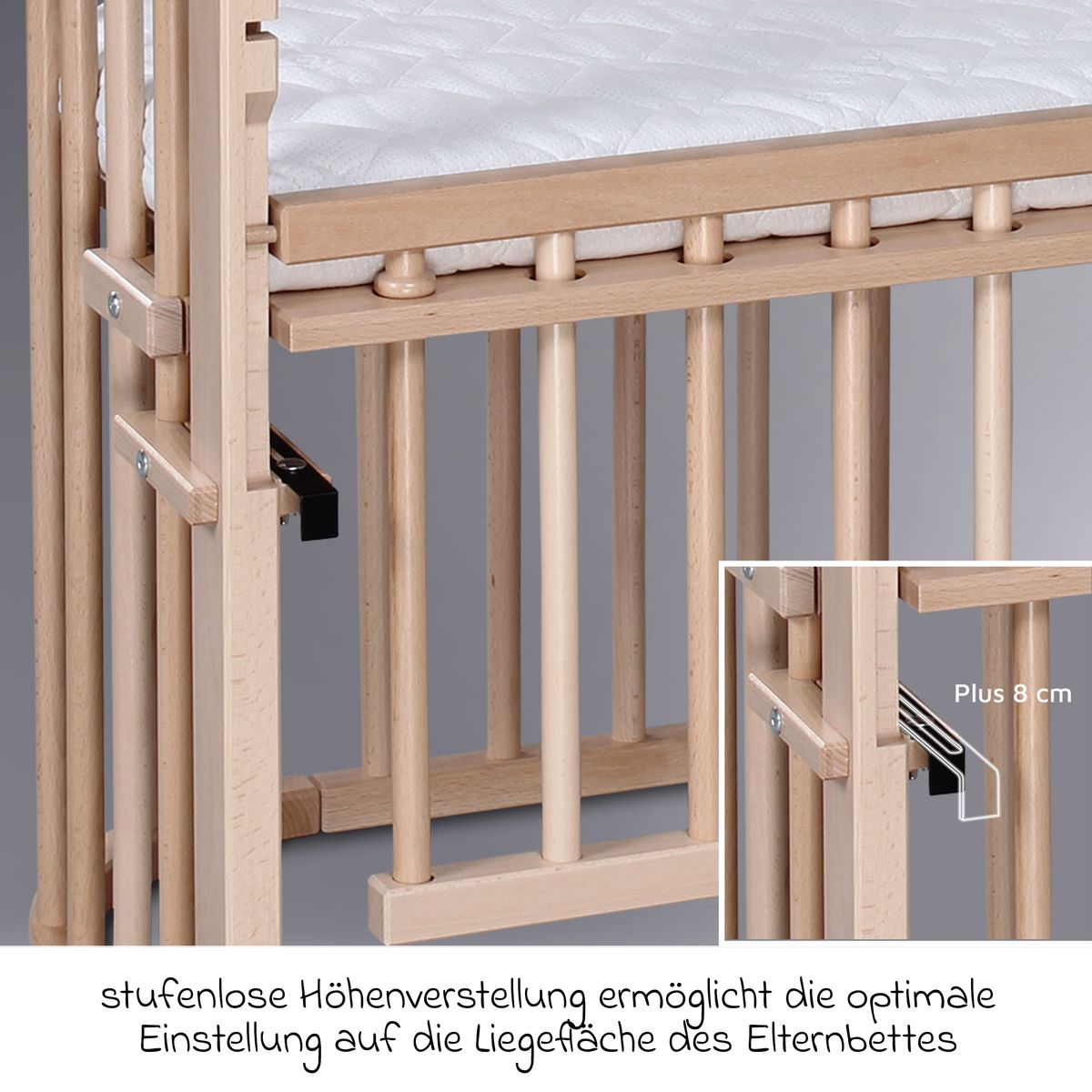 Sideseng Maxi Comfort Plus naturlakkert bøk montert ved foreldreseng