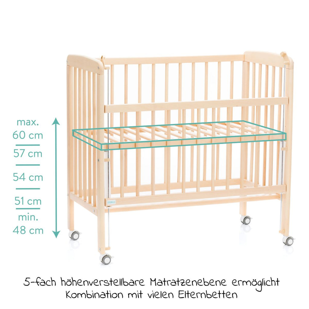 Sideseng Nino 2-i-1 med hjul montert ved foreldreseng