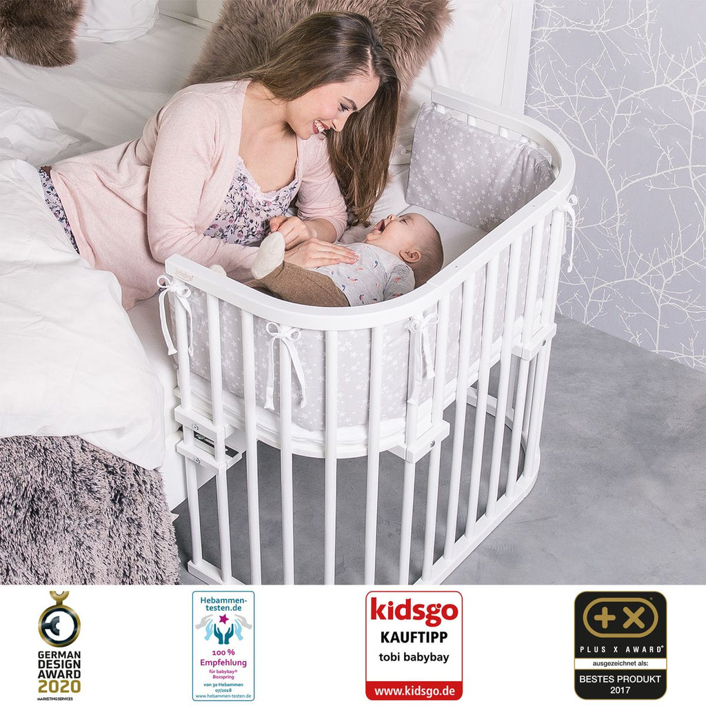Sideseng Original i heltre bøk hvit lakkert logo Babybay