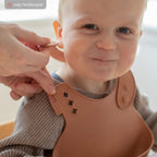 Detaljbilde av Silikonsmekke Dinner Bib med oppsamlingslomme - Bibs