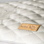 Nærbilde av quilting på Sittepute 2-delt for barnestol Sit Up Luxe grå quiltet PU-lær