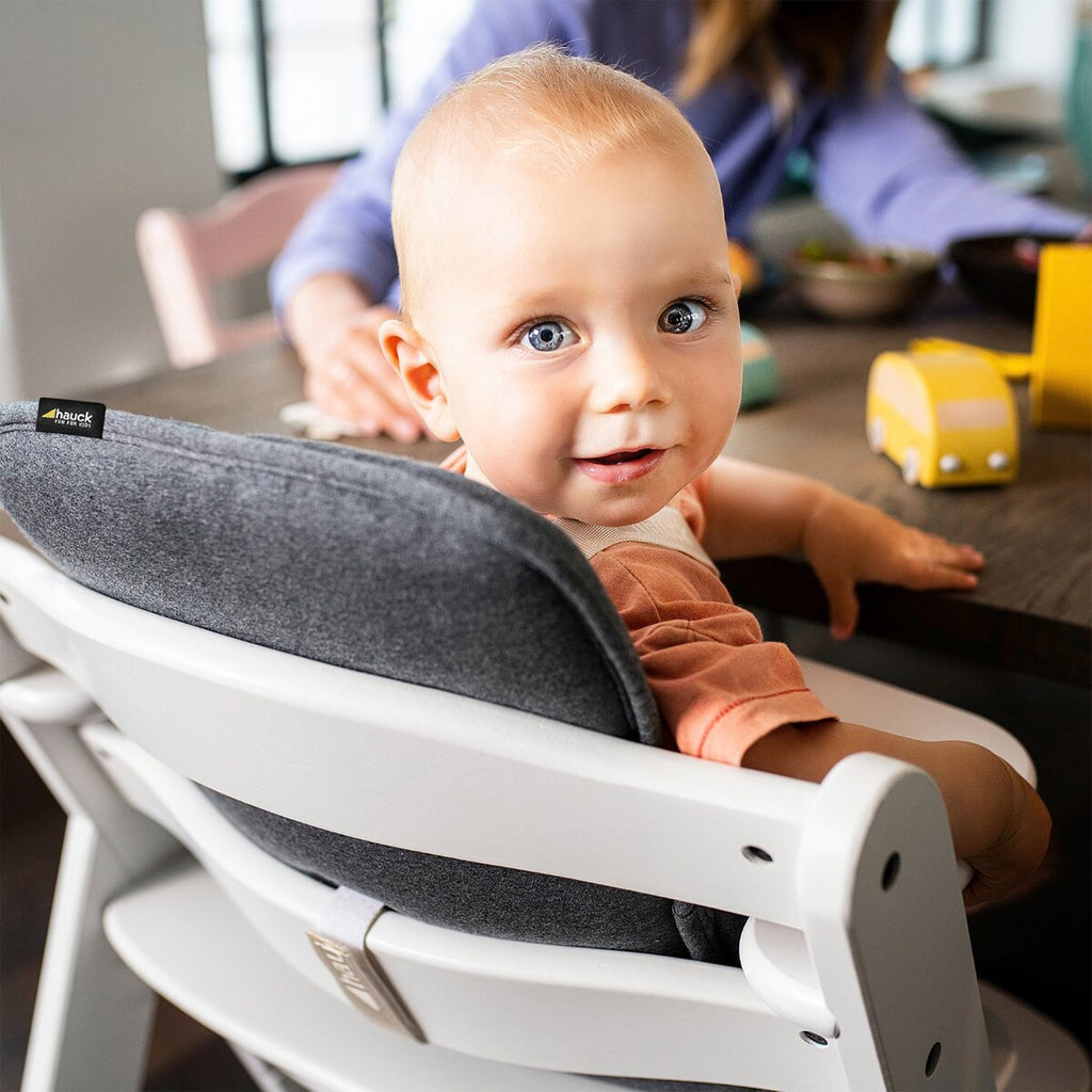 Barn som sitter i stol med Sittepute Alpha Cosy Select