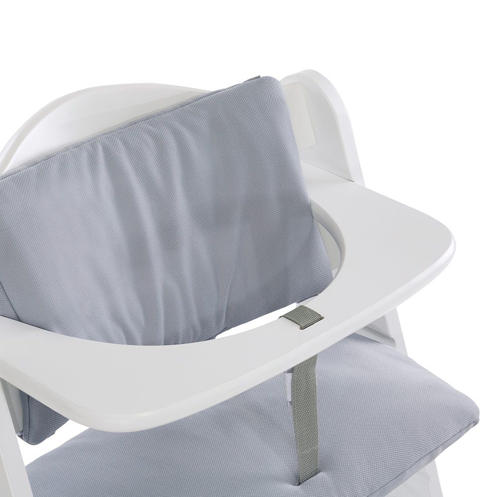 Detalj av festebånd på sittepute til barnestol Deluxe Alpha stretch grå