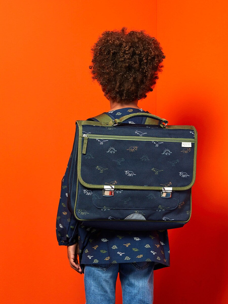 Oversikt over lommer på skolesekk og pennal med dinosaurmotiv i polyester