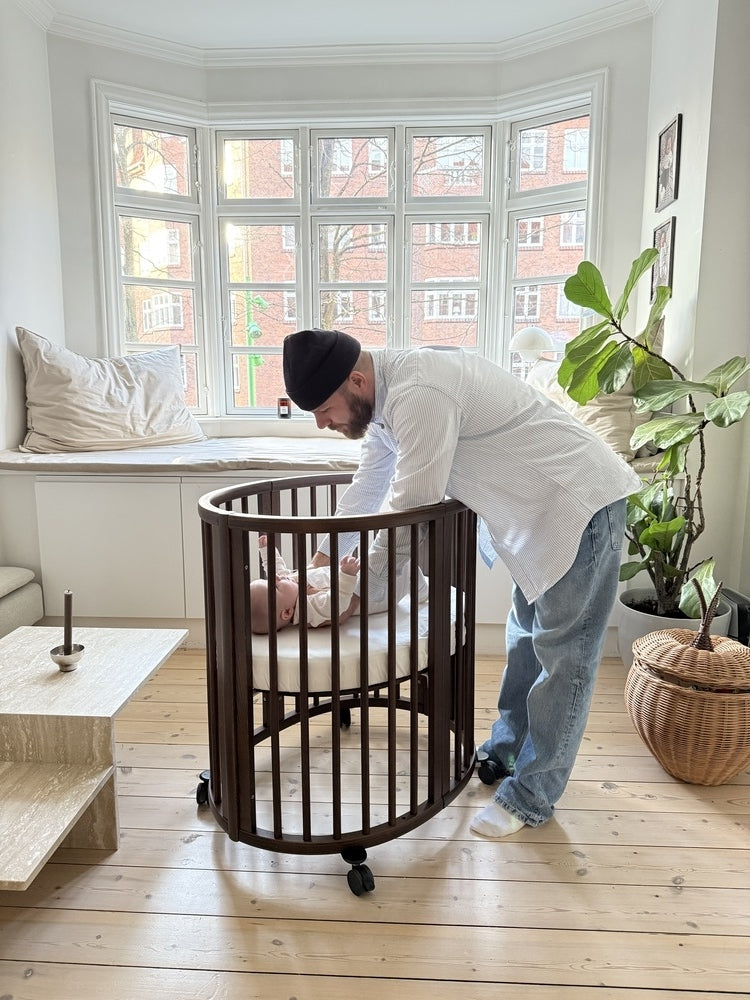Sleepi Mini V3 babyseng Warm Brown med tekstiltilbehør