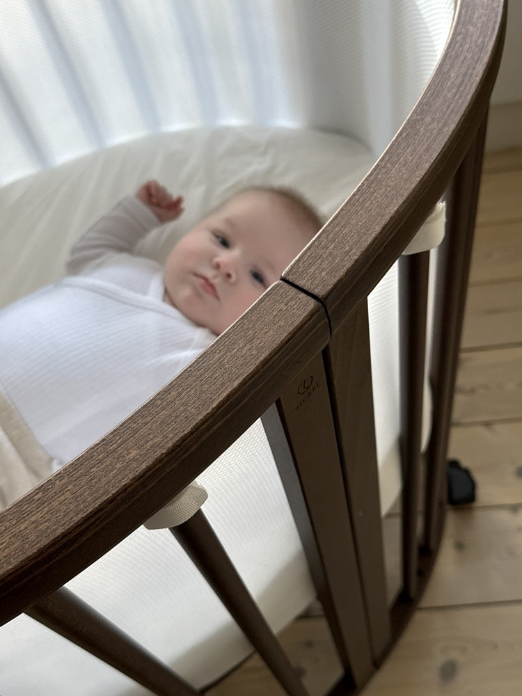Nærbilde av Sleepi Mini V3 babyseng Warm Brown treverk