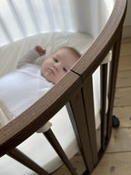 Nærbilde av Sleepi Mini V3 babyseng Warm Brown treverk