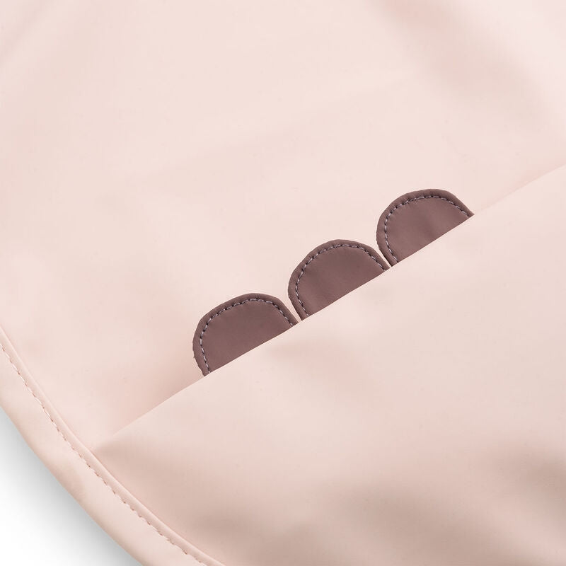 Detalj av krokodilmønster på smekke med oppsamlingslomme Croco rosa frotté