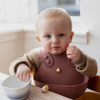 Smekke Dinner Bib i TPU med oppsamlingslomme - Bibs i brun farge