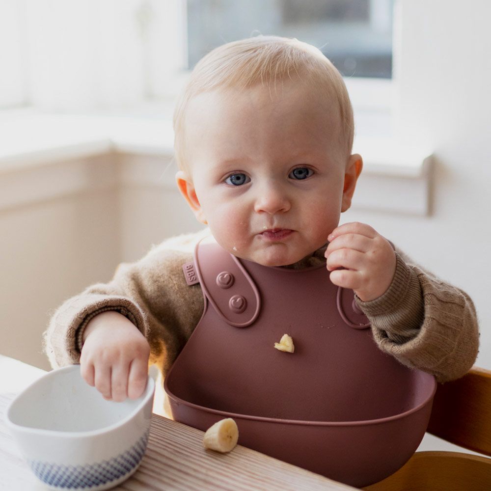 Smekke Dinner Bib i TPU med oppsamlingslomme - Bibs i brun farge