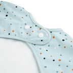Detalj av smekke med ermer og lomme 6-18 mnd Happy Dots blå