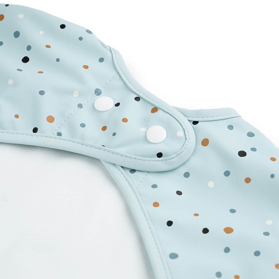 Detalj av smekke med ermer og lomme 6-18 mnd Happy Dots blå