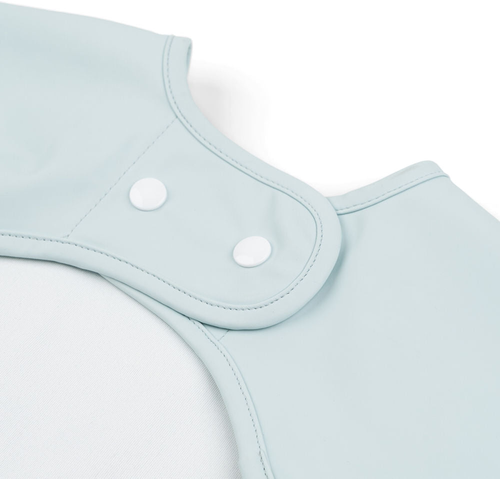 Detalj av smekke med ermer Wally Blue vanntett polyester - Done by Deer