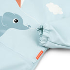 Smekke med ermer Playground 72x35 cm polyester Done by Deer blå farge