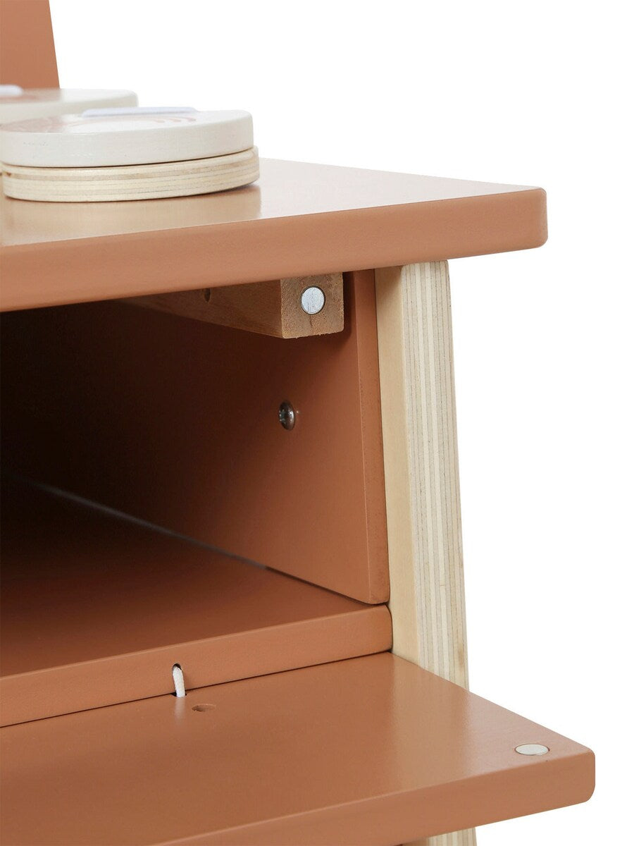 Detalj av sminkebord for barn med krakk og tilbehør i FSC®-tre