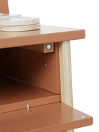 Detalj av sminkebord for barn med krakk og tilbehør i FSC®-tre