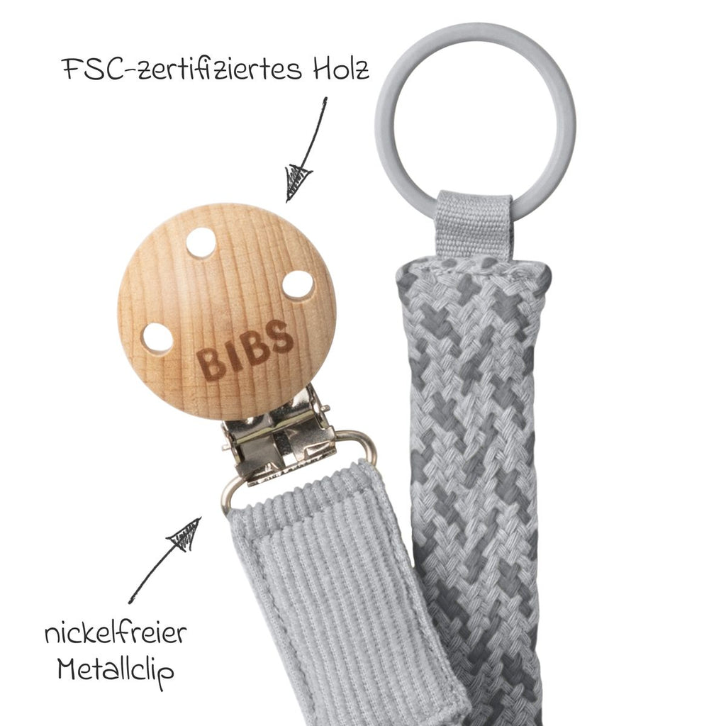 Detalj av FSC-treknapp på Smokkebånd Pacifier Braid i økologisk bomull - Bibs