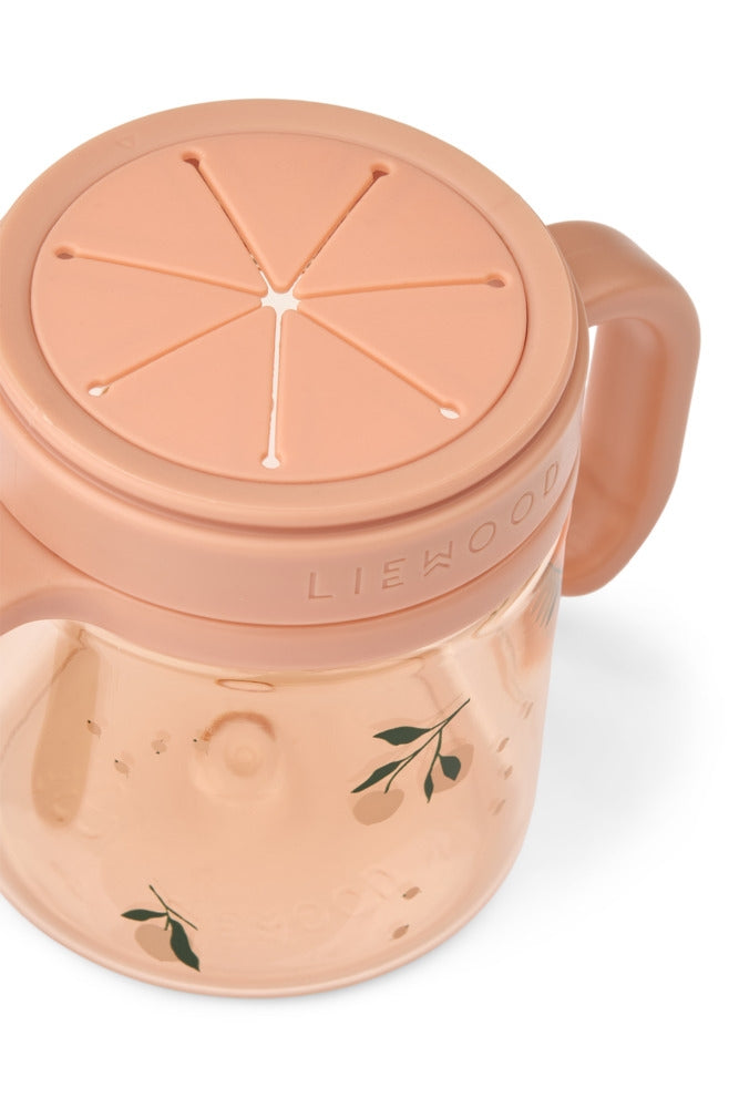 Detalj av silikonlokk på Snackkopp med silikonlokk Enyo Peach