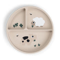 Snacktallerk med sugekopp Stick&Stay silikon Tiny Farm sand - Done by Deer forfra