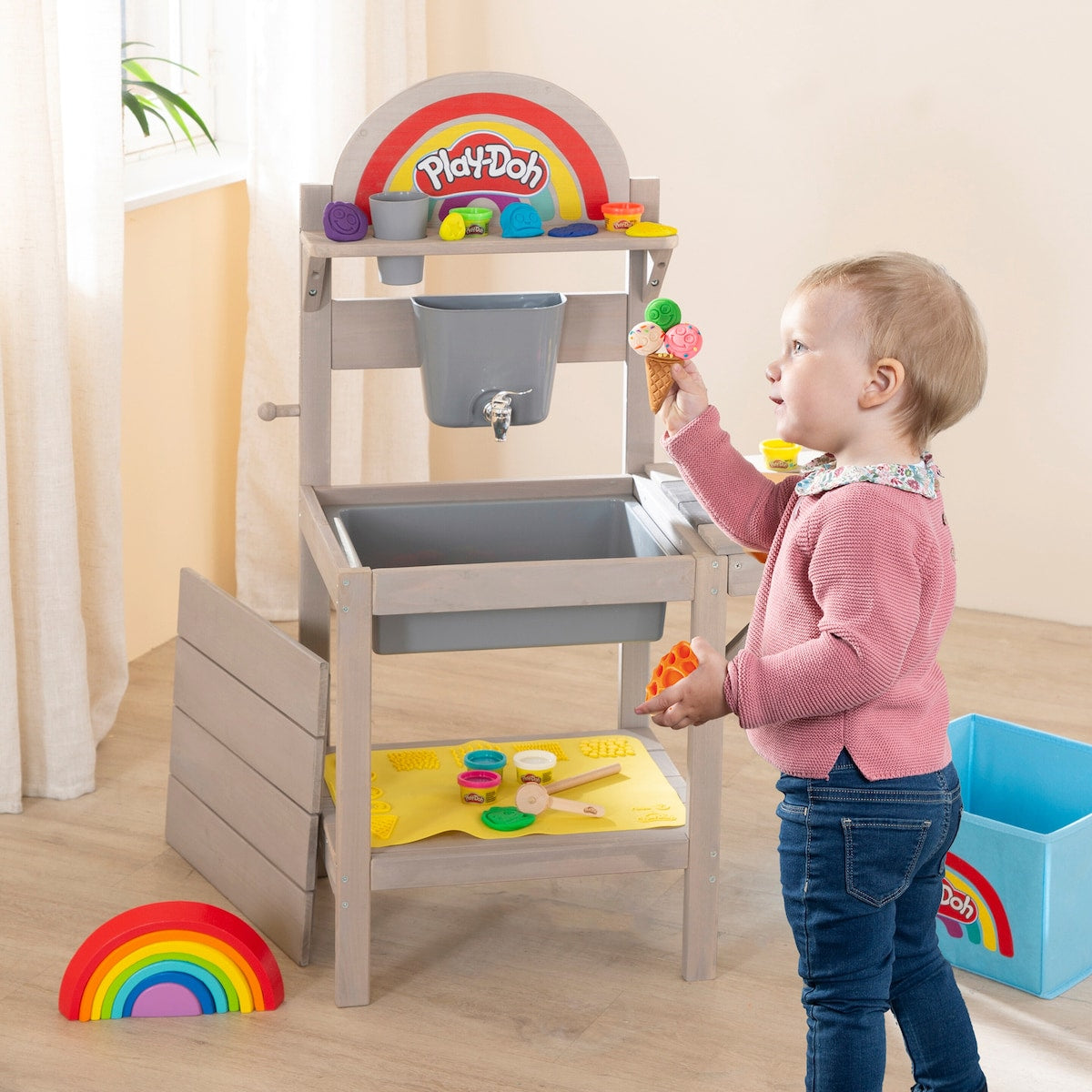 Nærbilde av Play-Doh verktøy på Søkekjøkken i massivtre FSC fra 3 år 100x65x35 cm