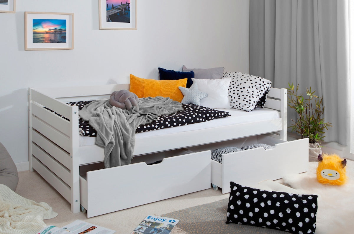 Sofaseng Naomi med 2 skuffer i furu 120x200 cm hvit detalj av skuff