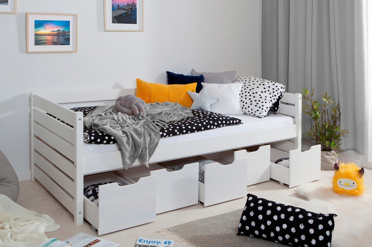 Nærbilde av treverket på Sofaseng Naomi med 5 skuffer på hjul 90x200 cm furu