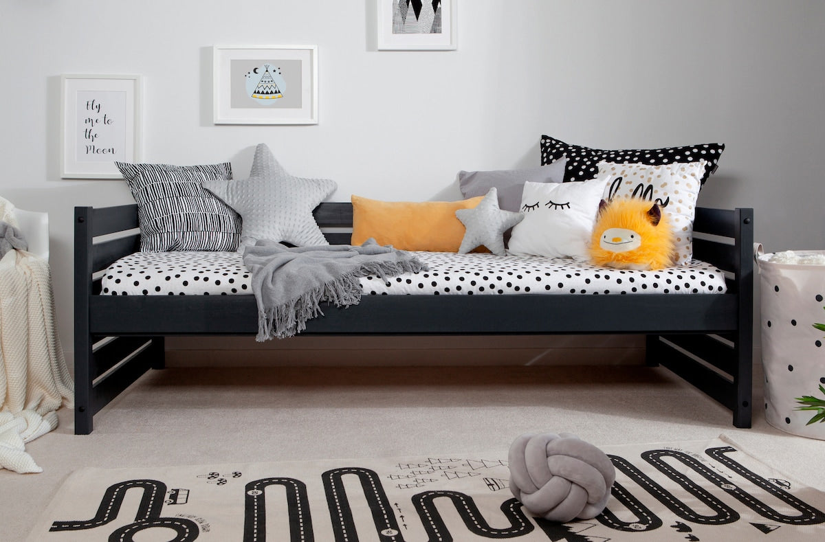 Sofaseng Naomi 90x200 cm massiv furu detalj av treverk