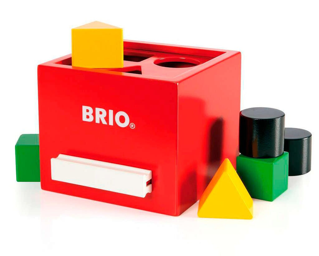 Sorteringsboks i tre rød 14,4x11x13 cm - BRIO forfra