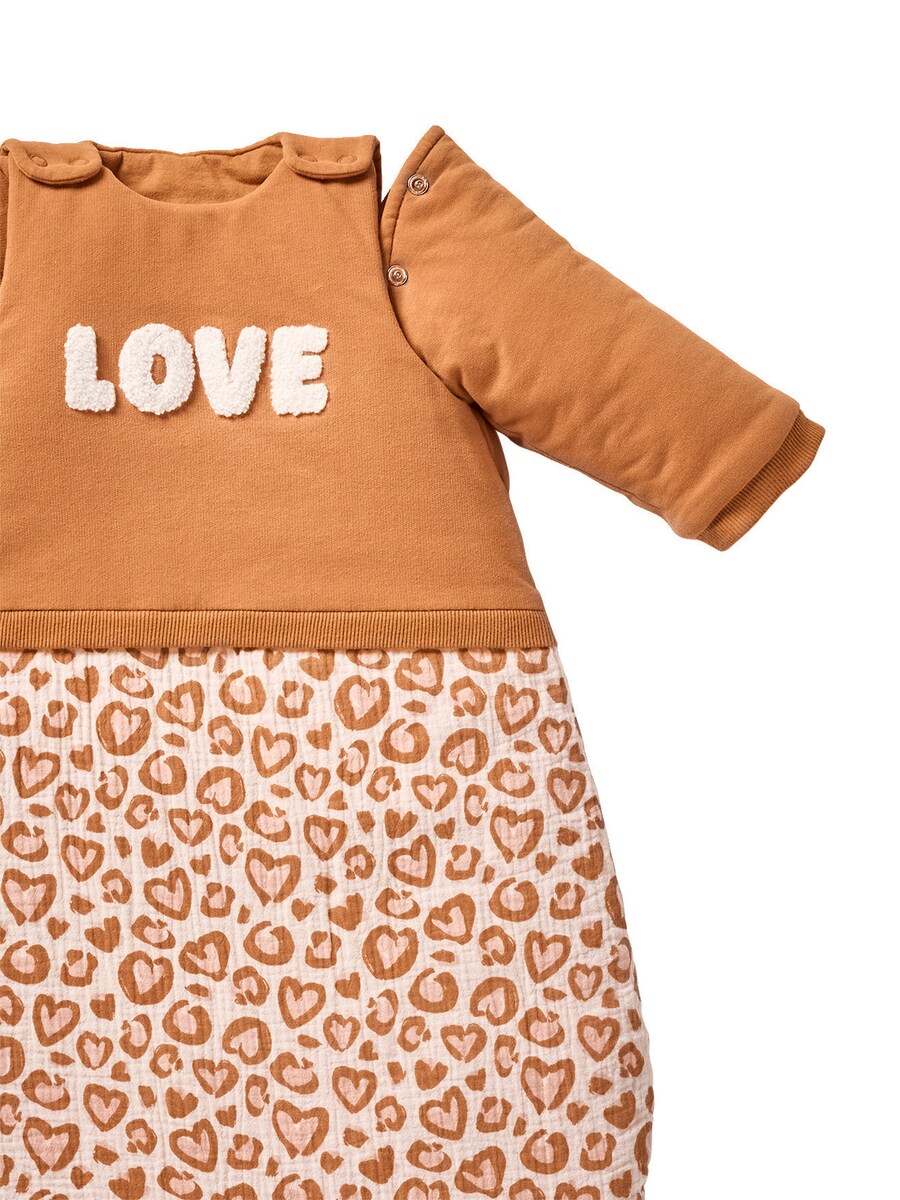 Nærbilde av mønster på sovepose for baby LOVELY LEO