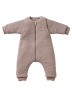 Sovepose og overall for baby med avtagbare ermer TOG 3 forfra