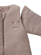 Nærbilde av stoff og glidelås på Sovepose og overall for baby med avtagbare ermer TOG 3