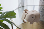 Nærbilde av sparebøsse elefant i tre PlanToys