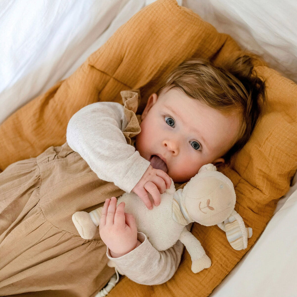 Detalj av Spilledåse sau Baby Love 18 cm, Brahms vuggevise