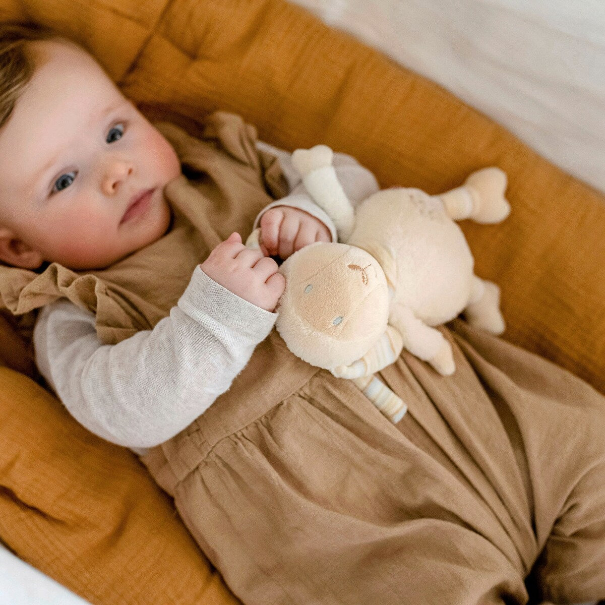 Nærbilde av mykt materiale på Spilledåse sau Baby Love 18 cm, Brahms vuggevise